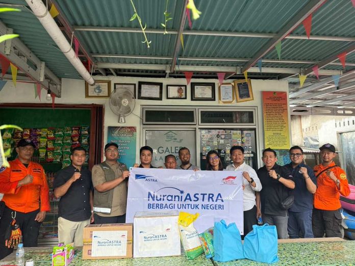 Nurani Astra bersama para relawan menyerahkan bantuan kebutuhan dasar kepada warga di salah satu posko di Sumatra Barat sebagai bagian dari dukungan penanganan bencana di Aceh, Sumatra Utara, dan Sumatra Barat.