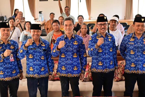 Wakil Bupati Buleleng Serahkan Puluhan Bantuan Sembako ke Masyarakat Baktiseraga