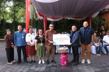 Pemkot Denpasar Salurkan Bantuan Pascabencana dari Garuda Indonesia Kepada Warga Terdampak Banjir Wali Kota Denpasar, I Gusti Ngurah Jaya Negara dalam kesempatan penyaluran bantuan TJSL Garuda Indonesia kepada 198 warga terdampak banjir, di kantor Wali Kota Denpasar, Selasa (23/12/2025). Sumber Foto : Istimewa