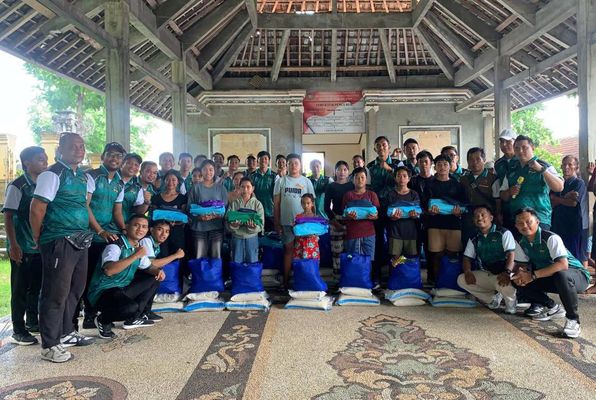 Rayakan HUT ke-15, Dikpora FC Denpasar Gelar Bakti Sosial di Karangasem