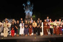 Fashion Show Denfest ke-18 Hari Kedua Digelar, Bertabur Hasil Karya Apik Desiner dan UMKM Unggulan Kota Denpasar Ketua Dekranasda Kota Denpasar, Ny. Sagung Antari Jaya Negara, Wakil Ketua Dekranasda Kota Denpasar, Ny. Ayu Kristi Arya Wibawa, Pj. Ketua DWP Kota Denpasar, Ny. I Gusti Ayu Putu Suwandewi Eddy Mulya dan tamu undangan lainnya saat menghadiri acara Gelaran Fashion Show "Mulat Sarira Hening Jiwa, Eling Rasa pada ajang Denpasar Festival (Denfest) ke-18, memasuki hari kedua, Senin (22/12/2025) petang. Sumber Foto : Istimewa