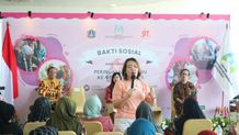 Perempuan Astra Dukung Pemberdayaan Perempuan Pesisir dalam Peringatan Hari Ibu 2025 Ketua Bidang Administrasi dan Keuangan Perempuan Astra sekaligus Chief of Finance PT Astragraphia Tbk, Trivena Nalsalita menyampaikan materi dalam sesi Bincang Inspiratif pada rangkaian Bakti Sosial Peringatan Hari Ibu (PHI) ke-97 Tahun 2025 di Pelabuhan Muara Angke, Jakarta Utara, Selasa (16/12/2025). Kegiatan ini menjadi bagian dari upaya penguatan kapasitas dan pemberdayaan perempuan pesisir sesuai tema PHI 2025 ‘Perempuan Berdaya dan Berkarya, Menuju Indonesia Emas 2045’. Sumber Foto : Istimewa