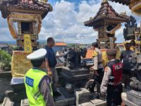 Api Dupa Hanguskan Pelinggih Kayu di Padangkerta, Kerugian Capai Rp10 Juta Api Dupa Hanguskan Pelinggih Kayu di Padangkerta, Kerugian Capai Rp10 Juta