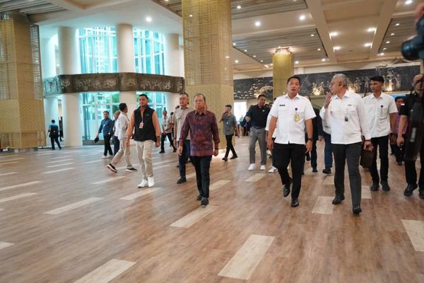 Tepis Isu Bali Sepi, Gubernur Koster Cek Langsung Kedatangan Wisman di Bandara I Gusti Ngurah Rai