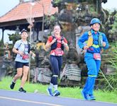 Lewat Lari Kita Berbagi, Ngurah Puja Tempuh 80 Km untuk Beasiswa Pelajar Bali Lewat Lari Kita Berbagi, Ngurah Puja (paling kanan) Tempuh 80 Km untuk Beasiswa Pelajar Bali. Sumber Foto : Istimewa