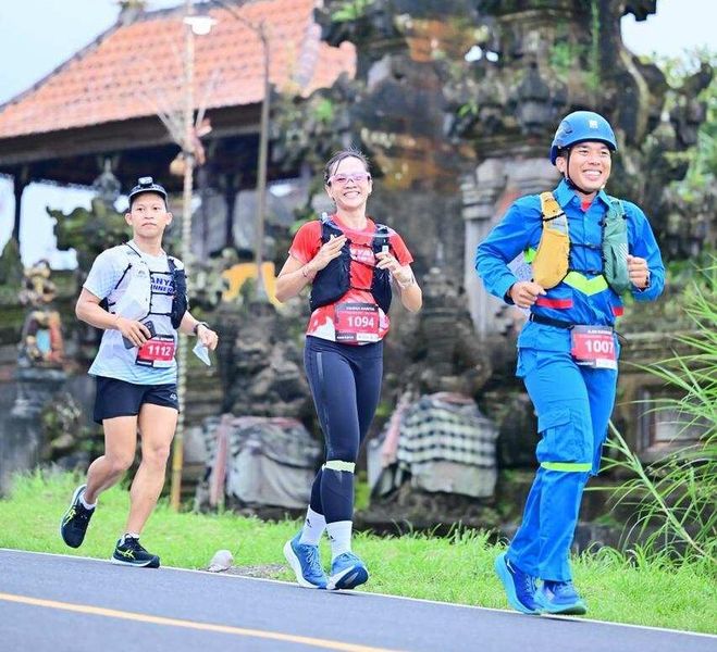 Lewat Lari Kita Berbagi, Ngurah Puja (paling kanan) Tempuh 80 Km untuk Beasiswa Pelajar Bali. Sumber Foto : Istimewa