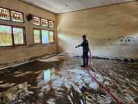 SMPN 3 Manggis Terendam Lumpur, Siswa dan Damkar Bergerak Cepat Bersihkan Kelas SMPN 3 Manggis Terendam Lumpur, Siswa dan Damkar Bergerak Cepat Bersihkan Kelas