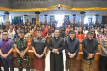 Wali Kota Jaya Negara Gandeng Forkopimda Tinjau Geraja di Kota Denpasar Wali Kota Denpasar, I Gusti Ngurah Jaya Negara bersama Wakil Wali Kota Denpasar I Kadek Agus Arya Wibawa, Ketua DPRD Kota Denpasar, I Gusti Ngurah Gede serta Forkopimda Kota Denpasar saat meninjau pelaksanaan Ibadah Natal di beberapa Gereja di wilayah Kota Denpasar, Kamis (25/12/2025). Sumber Foto : Istimewa