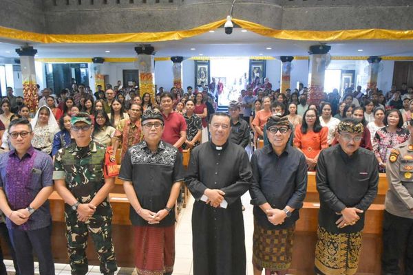 Wali Kota Denpasar, I Gusti Ngurah Jaya Negara bersama Wakil Wali Kota Denpasar I Kadek Agus Arya Wibawa, Ketua DPRD Kota Denpasar, I Gusti Ngurah Gede serta Forkopimda Kota Denpasar saat meninjau pelaksanaan Ibadah Natal di beberapa Gereja di wilayah Kota Denpasar, Kamis (25/12/2025). Sumber Foto : Istimewa