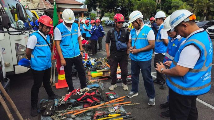 Manajemen dan petugas PLN UP3 Bali Selatan melakukan pengecekan kesiapan peralatan serta koordinasi personel siaga.