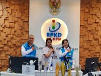 Siaga Nataru, PLN UP2D Bali dan Radio RPKD 92,6 FM Edukasi Pelanggan Antisipasi Bahaya Listrik di Musim Hujan Tim PLN UP2D Bali berkesampatan berfoto bersama dengan penyiar radio RPKD Anak Agung Istri Dian Anastasia P.M (tengah) setelah siaran selesai. Sumber Foto : Istimewa