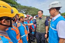 Danantara Bersama BUMN Salurkan Bantuan Kemanusiaan untuk Pemulihan Pascabencana di Aceh COO Danantara sekaligus Kepala BP BUMN, Dony Oskaria (kedua dari kanan) didampingi Direktur Utama PLN, Darmawan Prasodjo (kanan) menyapa dan memberikan semangat kepada relawan PLN yang turun membantu membantu masyarakat terdampak bencana setelah Apel Pelepasan Relawan BUMN Peduli pada Jumat (19/12/2025) di Kualanamu, Deli Serdang, Sumatera Utara. Sumber Foto : Istimewa
