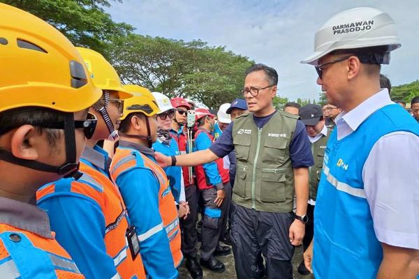 BaliPortalNews_ PLN (4) COO Danantara sekaligus Kepala BP BUMN, Dony Oskaria (kedua dari kanan) didampingi Direktur Utama PLN, Darmawan Prasodjo (kanan) menyapa dan memberikan semangat kepada relawan PLN yang turun membantu membantu masyarakat terdampak bencana setelah Apel Pelepasan Relawan BUMN Peduli pada Jumat (19/12/2025) di Kualanamu, Deli Serdang, Sumatera Utara. Sumber Foto : Istimewa