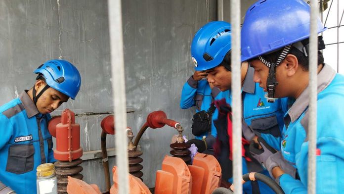 BaliPortalNews_ PLN (5) PLN UP2D Bali Perkuat Keandalan Listrik Jelang Nataru melalui Pemeliharaan Trafo Pemakaian Sendiri di Gardu Induk