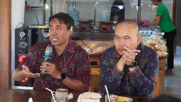 Manager Komunikasi dan TJSL PT PLN (Persero) UID Bali, I Wayan Eka Susana (kiri) bersama Senior Manager Komunikasi dan Umum PT PLN (Pesrero) UID Bali, Imbar Susanto (kanan) menyampaikan kesiapan kelistrikan menjelang Natal 2025 dan Tahun Baru 2026 kepada awak media di Renon Denpasar, Selasa (23/12/2025). Sumber Foto : Istimewa