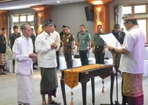 Eddy Mulya Resmi Jabat Pj. Sekda Kota Denpasar Wali Kota Denpasar, I Gusti Ngurah Jaya Negara saat melantik dan mengukuhkan Kepala Badan Pendapatan Daerah (Bapenda) Kota Denpasar, I Gusti Ngurah Eddy Mulya menjadi Penjabat (Pj) Sekretaris Daerah (Sekda) Kota Denpasar di Graha Sewaka Dharma Kota Denpasar, Selasa (2/12/2025). Sumber Foto : Istimewa