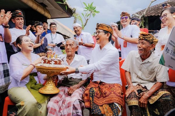 Bupati Adi Arnawa Serahkan Penghargaan Usia Harapan Hidup 75 Tahun