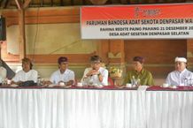 Bendesa Adat se-Denpasar Sepakat, Desa Adat Ikut Berkontribusi Olah Sampah di Sumber Wakil Wali Kota Denpasar, I Kadek Agus Arya Wibawa saat menghadiri Paruman Rutin Bendesa Adat se-Kota Denpasar di Wantilan Pura Dalem lan Kahyangan Desa Adat Sesetan, Minggu (21/12/2025). Sumber Foto : Istimewa