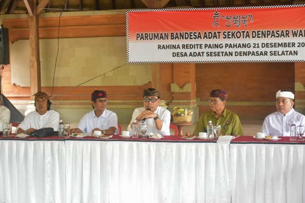 BaliPortalNews_ Rapat Desa Adat Wakil Wali Kota Denpasar, I Kadek Agus Arya Wibawa saat menghadiri Paruman Rutin Bendesa Adat se-Kota Denpasar di Wantilan Pura Dalem lan Kahyangan Desa Adat Sesetan, Minggu (21/12/2025). Sumber Foto : Istimewa