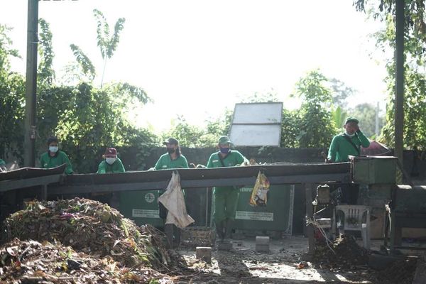 Kegiatan pengolahan sampah di TPS3R di wilayah Desa Sidakarya, Kecamatan Denpasar Selatan. Sumber Foto : Istimewa