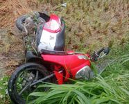 Gagal Menyalip, Pemotor Scoopy Terperosok ke Sawah di Bebandem Gagal Menyalip, Pemotor Scoopy Terperosok ke Sawah di Bebandem