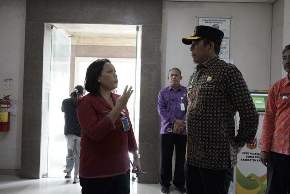 Gus Par Sidak Puskesmas Selat, Minta Tenaga Medis Utamakan Pasien