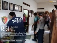 Warga Kalibukbuk Ditemukan Meninggal di Kamar, Diduga Tersengat Listrik Charger Petugas saat berupaya mengevakuasi jasad Putu Puja Arya Suta (49) yang ditemukan meninggal dunia di rumahnya dengan dugaan sebelum meninggal sempat tersengat aliran listrik, Selasa (23/12/2025). Sumber Foto : Istimewa