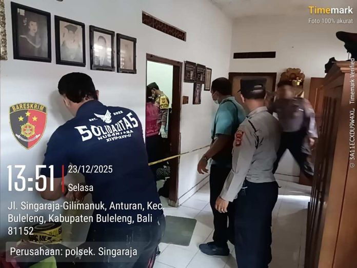 BaliPortalNews_ Warga Petugas saat berupaya mengevakuasi jasad Putu Puja Arya Suta (49) yang ditemukan meninggal dunia di rumahnya dengan dugaan sebelum meninggal sempat tersengat aliran listrik, Selasa (23/12/2025). Sumber Foto : Istimewa