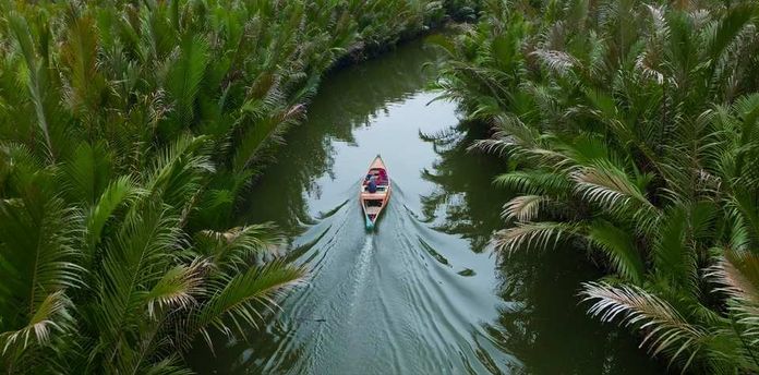 Layanan kesehatan keliling yang menggunakan perahu jolloro di Kampung Berseri Astra Rammang-Rammang untuk menjangkau kesehatan warga di wilayah perairan.