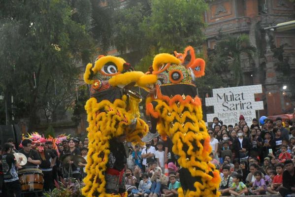 Wakil Wali Kota Denpasar, I Kadek Agus Arya Wibawa saat menghadiri Pagelaran Pembauran Kebangsaan yang dirangkaikan dengan Denfest ke-18 di Kawasan Patung Catur Muka Denpasar, Selasa (23/12/2025) sore. Sumber Foto : Istimewa