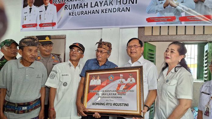 Aksi Sosial Tutup Tahun 2025, Bupati Sutjidra Serahkan Bantuan Rumah Layak Huni di Kelurahan Kendran