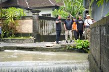 Wabup Bagus Alit Sucipta Tinjau Lokasi Banjir di Kuta Utara Wabup Bagus Alit Sucipta saat meninjau lokasi banjir, Minggu (14/12/2025). Sumber Foto : Istimewa