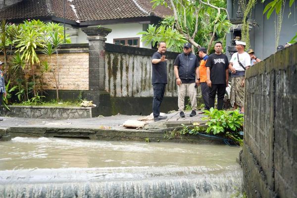 Wabup Bagus Alit Sucipta saat meninjau lokasi banjir, Minggu (14/12/2025). Sumber Foto : Istimewa