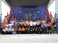 Indonesia Rescue Summit 2025: Astra Bersama Kementerian PMK Tingkatkan Kesiapsiagaan Hadapi Situasi Bencana di Indonesia Menteri Koordinator Bidang Pembangunan Manusia dan Kebudayaan RI, Pratikno (tengah baris kedua); Kepala Badan Nasional Pencarian dan Pertolongan (Basarnas), Marsekal Madya TNI Mohammad Syafii (delapan kiri baris kedua); Deputi Bidang Logistik dan Peralatan Badan Nasional Penanggulangan Bencana (BNPB), Andi Eviana (enam kiri baris kedua); Staf Ahli Bidang Ekonomi Kesehatan Kementerian Kesehatan RI, Bayu Teja Muliawan (kelima kanan baris kedua); Staf Ahli Menteri Bidang Aksesibilitas Sosial Kementerian Sosial RI, Abdul Muis (keempat kanan baris kedua); serta Chief of Corporate Affairs Astra, Boy Kelana Soebroto (keenam kanan baris kedua) bersema pemenang komptisi aksi keselamatan Indonesia Rescue Summit 2025 yang dilaksanakan pada Kamis (27/11/2025). Sumber Foto : Istimewa
