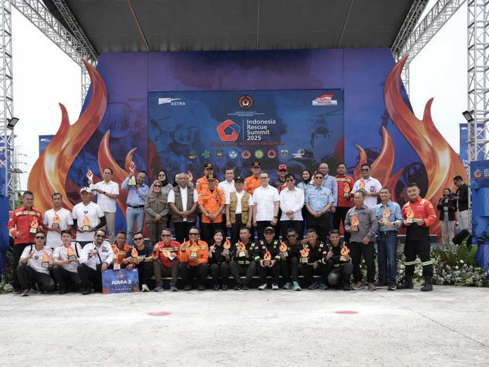 Menteri Koordinator Bidang Pembangunan Manusia dan Kebudayaan RI, Pratikno (tengah baris kedua); Kepala Badan Nasional Pencarian dan Pertolongan (Basarnas), Marsekal Madya TNI Mohammad Syafii (delapan kiri baris kedua); Deputi Bidang Logistik dan Peralatan Badan Nasional Penanggulangan Bencana (BNPB), Andi Eviana (enam kiri baris kedua); Staf Ahli Bidang Ekonomi Kesehatan Kementerian Kesehatan RI, Bayu Teja Muliawan (kelima kanan baris kedua); Staf Ahli Menteri Bidang Aksesibilitas Sosial Kementerian Sosial RI, Abdul Muis (keempat kanan baris kedua); serta Chief of Corporate Affairs Astra, Boy Kelana Soebroto (keenam kanan baris kedua) bersema pemenang komptisi aksi keselamatan Indonesia Rescue Summit 2025 yang dilaksanakan pada Kamis (27/11/2025). Sumber Foto : Istimewa