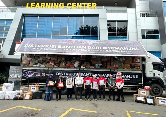 JNE Distribusikan Lebih dari 500 Ton Bantuan ke Korban Banjir dan Longsor Sumatera