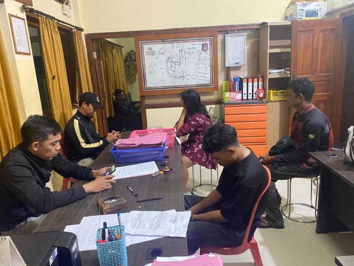 Polsek Seririt melakukan interogasi kepada korban dan laki-laki yang membawa kabur usai berhasil diamankan di Desa Penglumbaran, Kecamatan Susut, Bangli. Sumber Foto : Istimewa