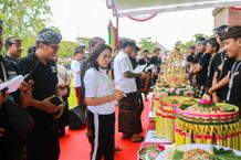 Lomba Ngelawar dan MC Berbahasa Bali di Badung Ketua TP. PKK Badung Nyonya Rasniathi Adi Arnawa saat membuka kegiatan Lomba Ngelawar dan Lomba MC Berbahasa Bali (Ugrawakya) antar Sekaa Teruna se-Kabupaten Badung, di Balai Budaya Giri Nata Mandala, Minggu (21/12).