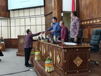 Rapat Paripurna ke-15 DPRD Bali Soroti Tiga Raperda Penting, Termasuk Pelindungan Pantai hingga Perumda Air Rapat Paripurna ke-15 DPRD Bali