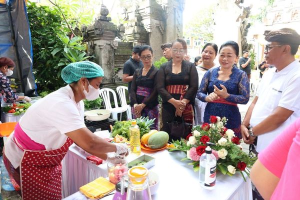 Memasak PMT dan Merangkai Bunga