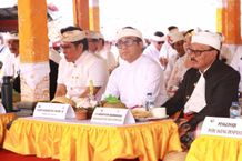 Wali Kota Jaya Negara Hadir dalam Rangkaian Karya Pemelaspas dan Pecaruan di Pura Tambang Badung Karya Melaspas