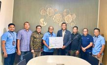 Sinergi Berbuah Prestasi, PLN UID Bali Apresiasi PT Bumi Sentosa Manajemen PT Bumi Sentosa menyempatkan foto bersama manajemen PT PLN (Persero) UID Bali, usai acara penyerahan penghargaan kepada mitra strategis yang mendukung kinerja PT PLN (Persero) UID Bali. Sumber Foto : Istimewa
