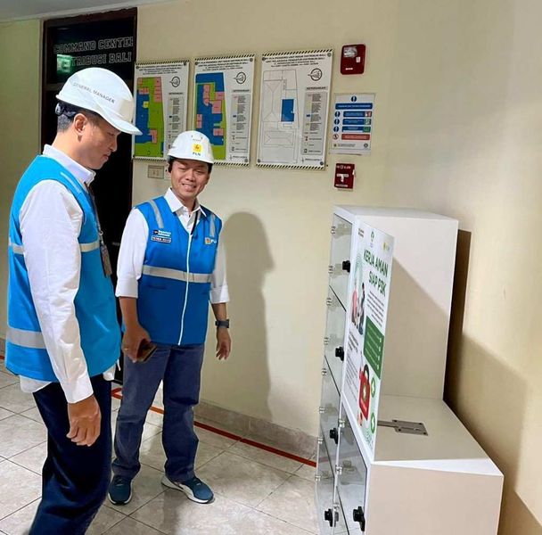 General Manager PLN UID Bali Eric Rossi Priyo Nugroho (kanan) didampingi Manager PLN UP2D Bali sedang meninjau fasilitas kerja petugas lapangan