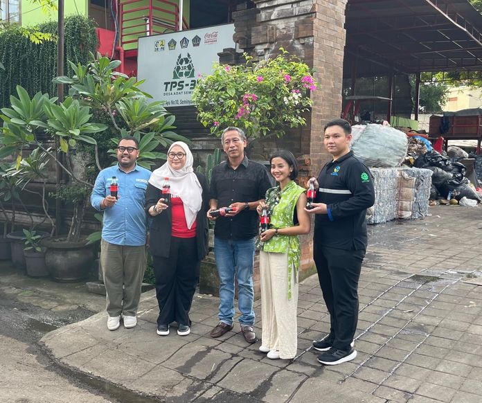 (kiri-kanan) Ibrahim Yusuf Ardiwidjaja, Operations Manager Benihbaik.com; Fauziah Syafarina Nasution, Communications Lead Coca-Cola Indonesia; I Komang Ruditha Hartawan, Ketua TPS 3R Desa Adat Seminyak; Ardhina Zaiza, Chairwoman of Mahija Parahita Nusantara Foundation; dan Alexander Bryan Sutjipto, Commercial Manager Amandina Bumi Nusantara mendatangi lokasi pengumpulan botol plastik bekas pakai di TPS 3R Seminyak (05/12/2025). Coca Cola
