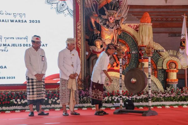 Gubernur Koster Tegaskan Komitmen Memuliakan Desa Adat sebagai Fondasi Kehidupan Bali