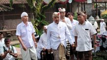 Bendesa Agung MDA Bali Ingatkan Ancaman Ditinggalkannya Setra Adat, Sebut Bisa Picu Sandyakalaning Desa Adat Gubernur Bali Wayan Koster didampingi Bendesa Agung MDA Bali dan Kadis PMA berjalan menuju Wantilan Pura Samuan Tiga jelang pembukaan Pesamuan Agung V MDA Bali.
