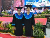 Ibu dan Anak Wisuda Bersamaan Raih Gelar Doktor di Undiksha, Jadi Inspirasi Pendidikan Lintas Generasi Dr. Dr. Luh Putu Arsih Karnadi, S.E., Ak., M.Pd., M.AP., dan Dr. Putu Dina Yuniarini, S.E., S.Psi., Gr., M.Pd. Sumber Foto : Istimewa