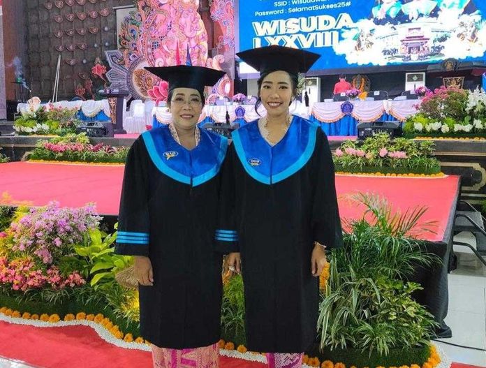 Wisuda _bpn Dr. Dr. Luh Putu Arsih Karnadi, S.E., Ak., M.Pd., M.AP., dan Dr. Putu Dina Yuniarini, S.E., S.Psi., Gr., M.Pd. Sumber Foto : Istimewa