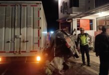 Diduga Rem Blong, Truk Box Tabrak Mobil Parkir Hingga Terseret 15 Meter Rem Blong