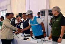 Danantara Sinergikan BUMN Bangun Huntara di Aceh Tamiang, PLN Sambung Listrik untuk Semua Rumah dan Fasum Presiden Republik Indonesia, Prabowo Subianto (kiri) menyapa dan bersalaman dengan Direktur Utama PLN, Darmawan Prasodjo (kedua dari kanan) setelah memimpin rapat terbatas terkait percepatan pemulihan pascabencana di kawasan Rumah Hunian Danantara (Huntara), Kamis (1/1/2026). Sumber Foto : Biro Pers Sekretariat Presiden